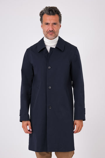 Vista frontale dell'impermeabile blu navy indossato, con collo a camicia e bottoni sul davanti