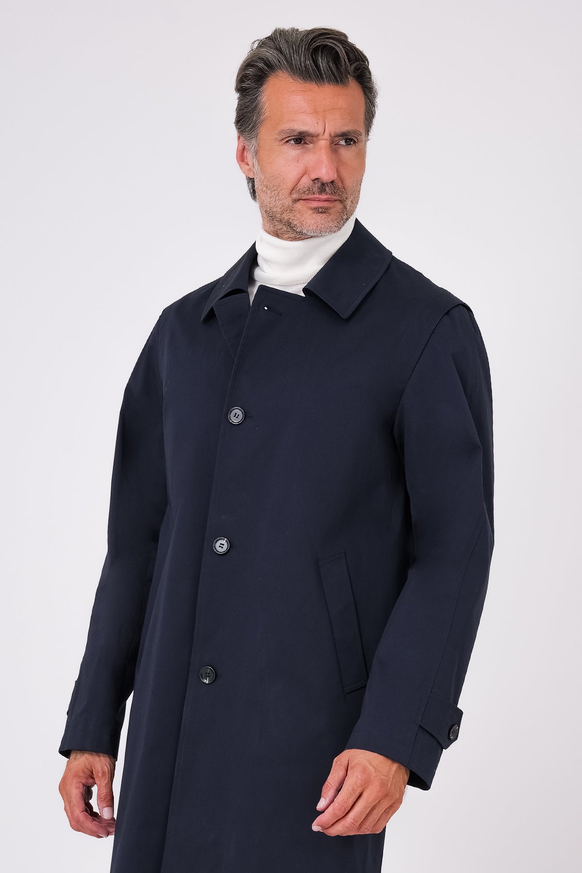 Impermeabile blu navy con collo a camicia e bottoni frontali indossato da modello