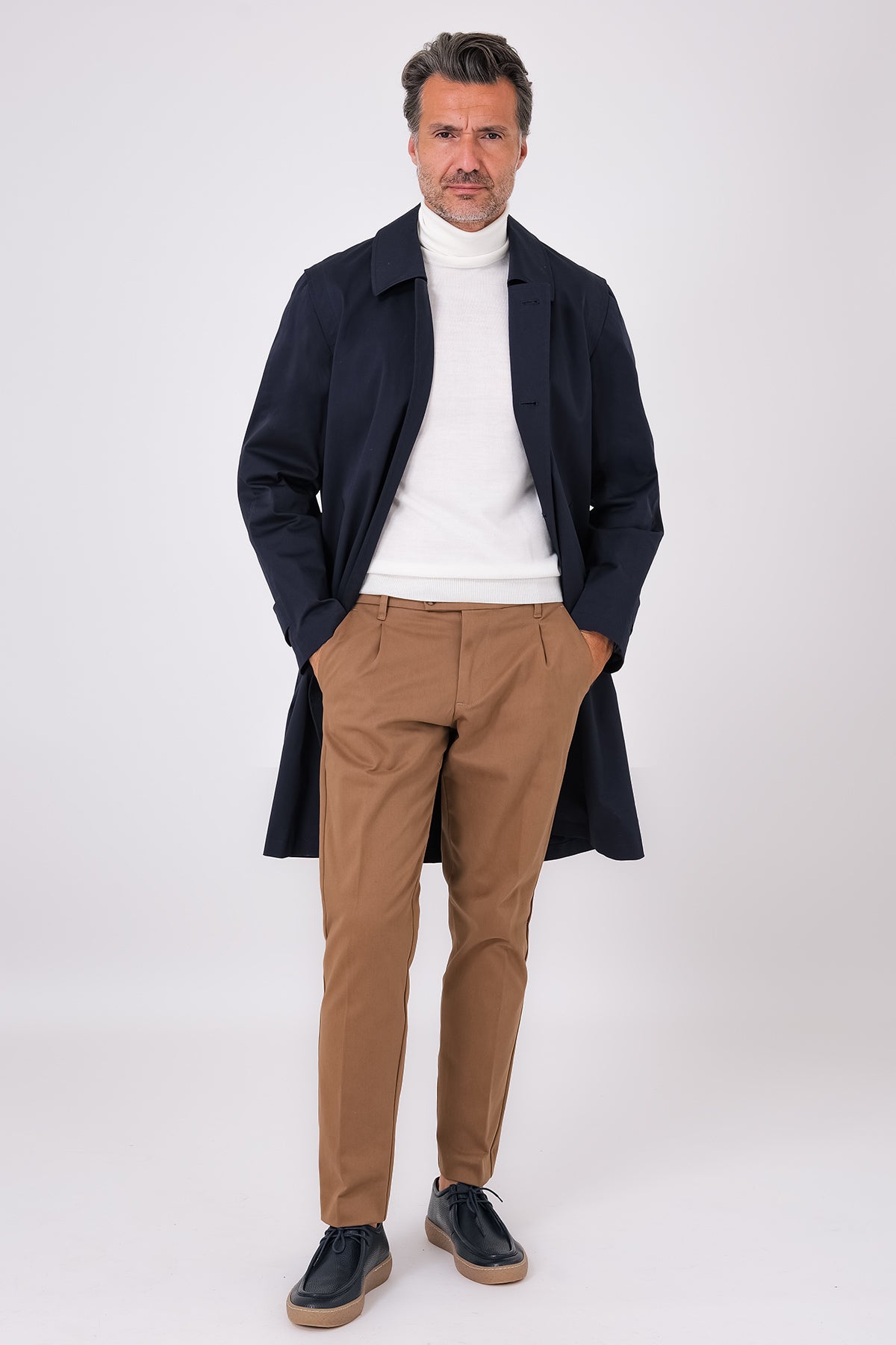 Impermeabile blu navy con collo a camicia indossato aperto, vista frontale