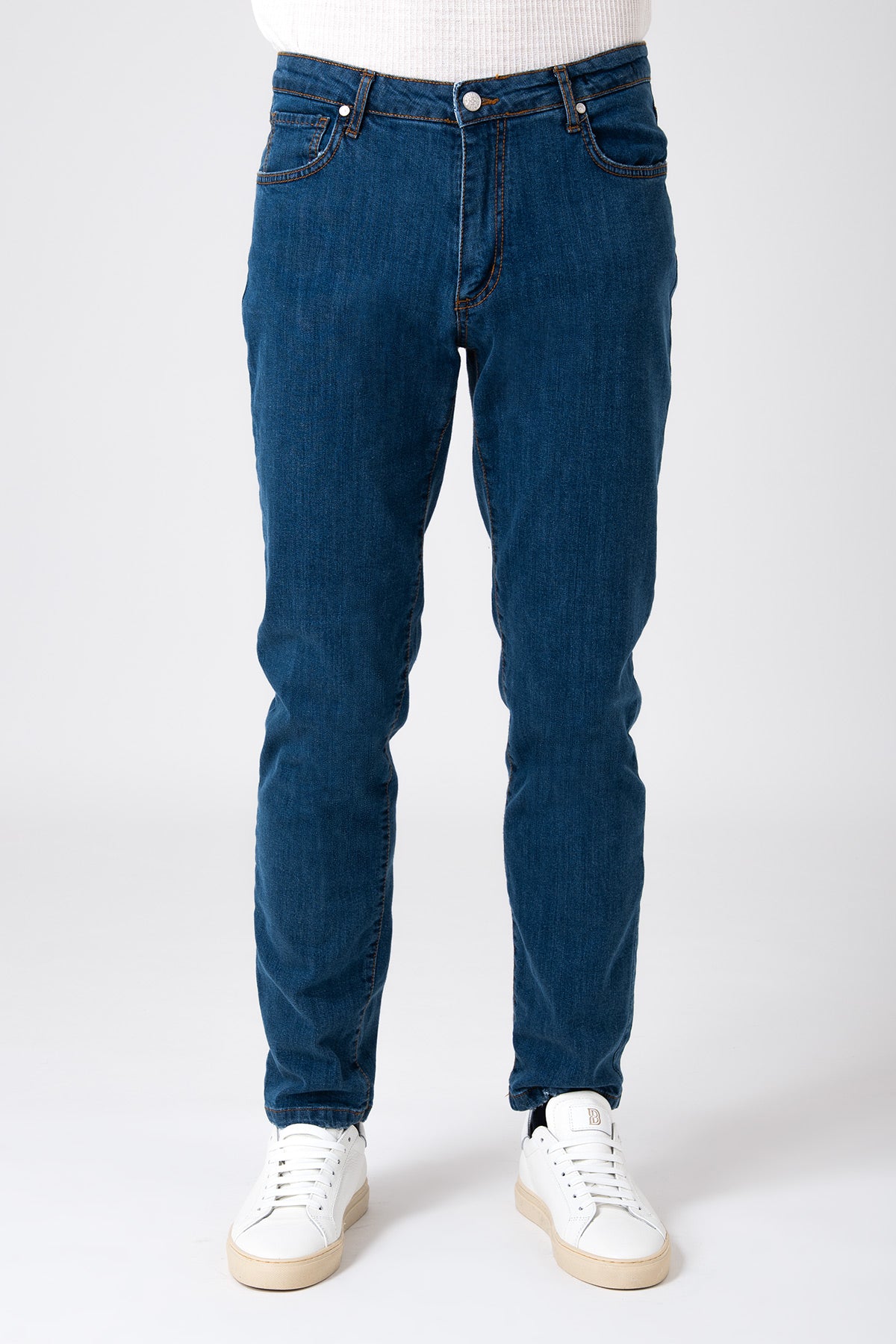 Uomo che indossa jeans cinque tasche in denim scuro con vista frontale
