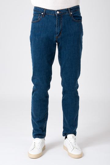 Uomo che indossa jeans cinque tasche in denim scuro con vista frontale