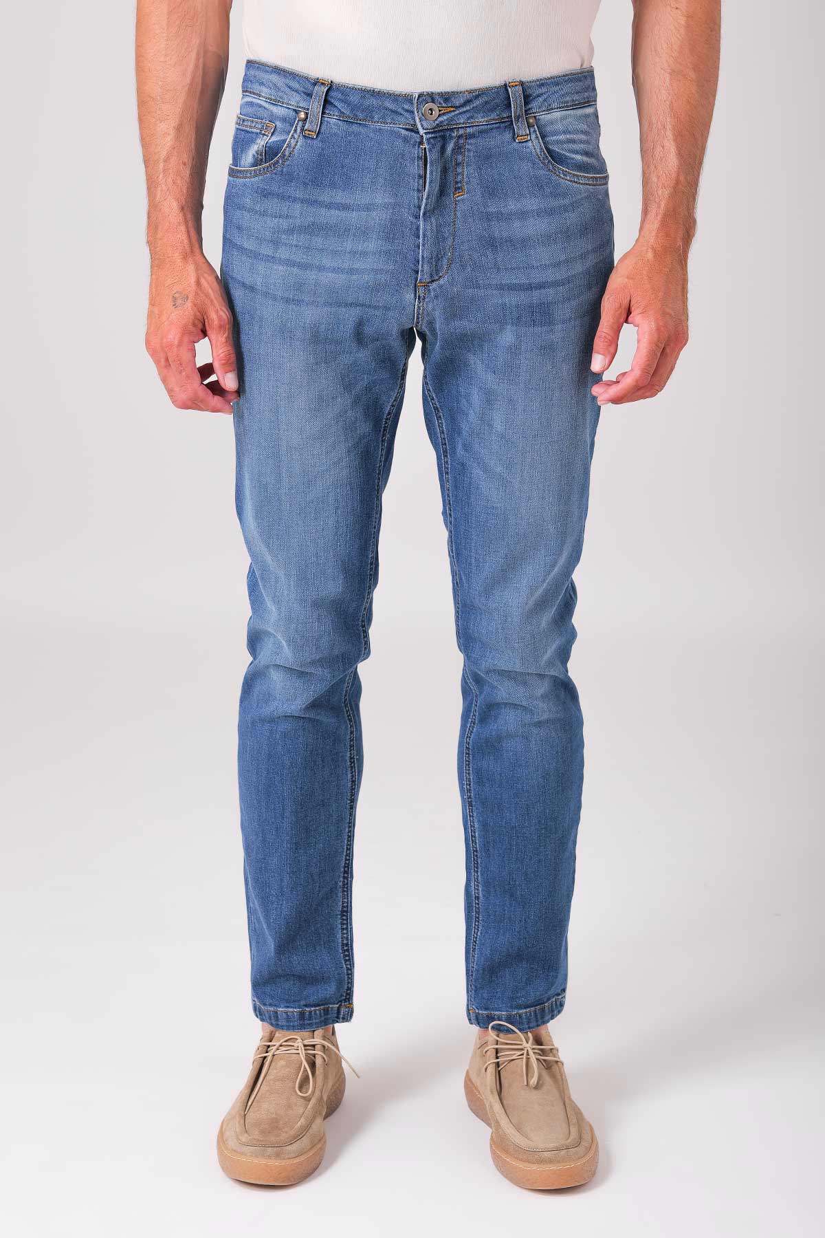 Jeans cinque tasche in cotone elasticizzato - Denim chiaro - vista frontale
