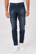 Jeans in denim di cotone stretch color denim medio indossati, vista frontale