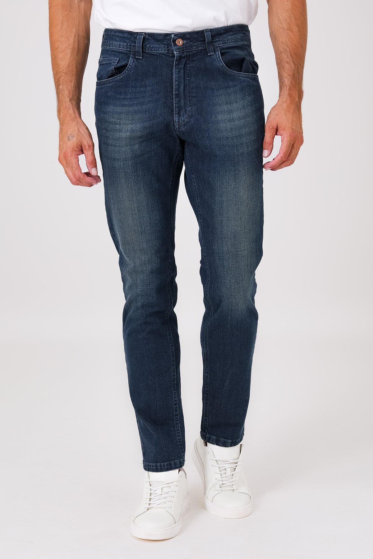 Jeans in denim di cotone stretch color denim medio indossati, vista frontale