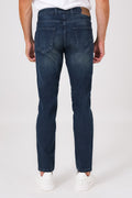 Vista posteriore dei jeans in denim medio indossati, con tasche sagomate e salpa in vita