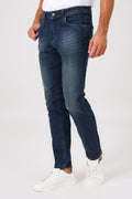 Jeans in denim medio di cotone stretch indossati, vista frontale