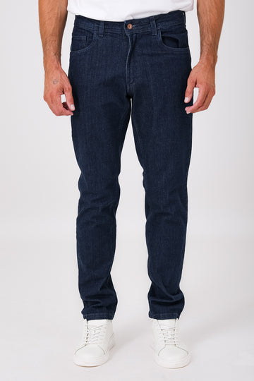 Vista frontale dei jeans in denim scuro indossati