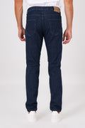 Jeans in denim scuro stretch indossati, vista posteriore
