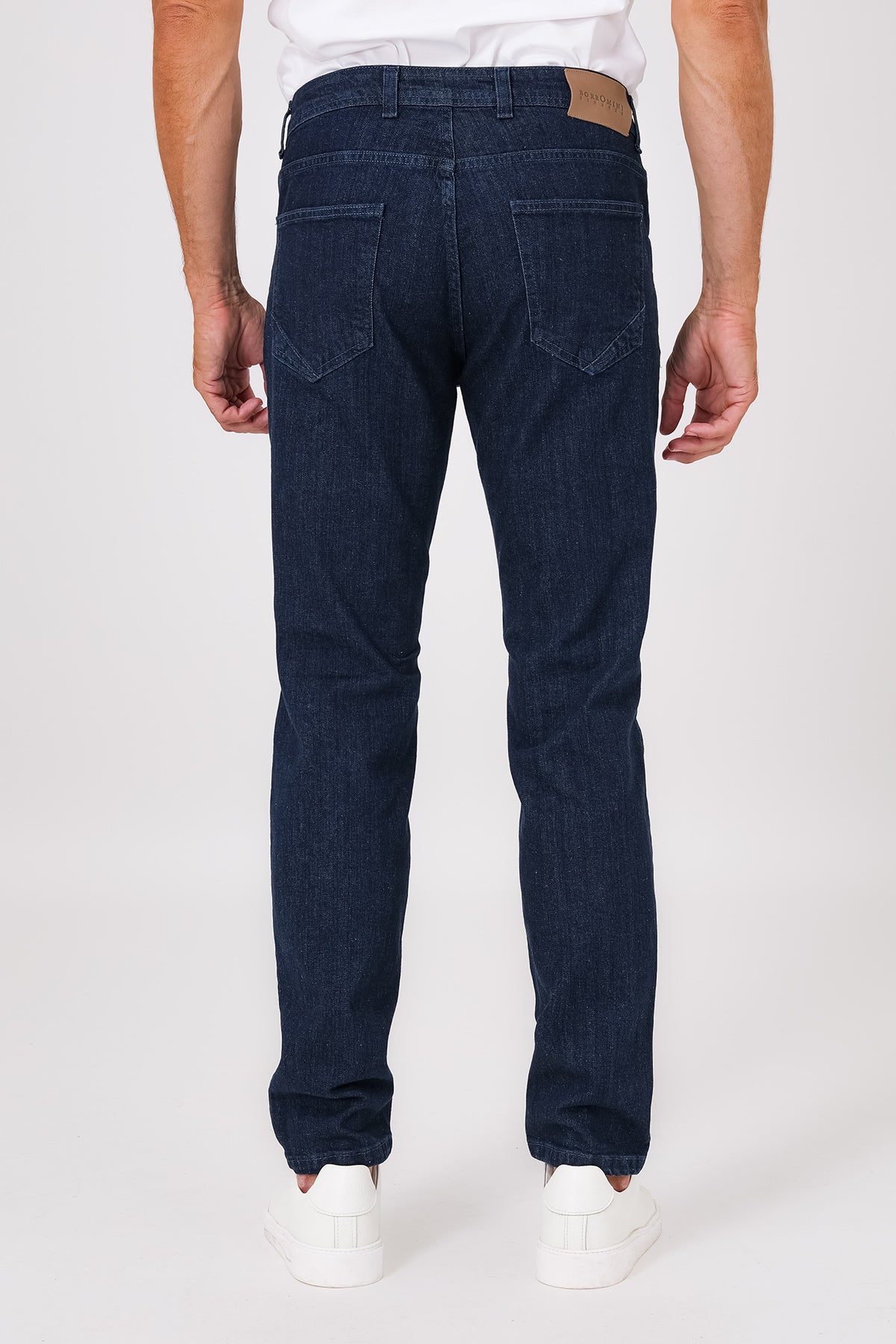 Jeans in denim scuro stretch indossati, vista posteriore