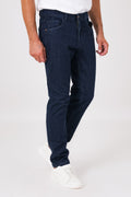 Jeans cinque tasche in denim scuro di cotone stretch indossati, vista frontale