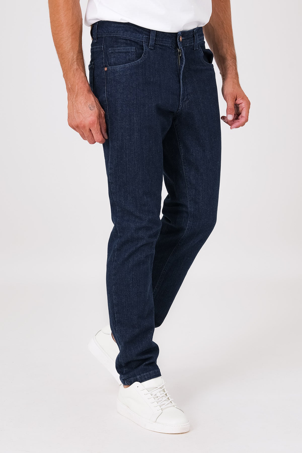 Jeans cinque tasche in denim scuro di cotone stretch indossati, vista frontale