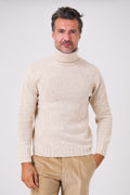 Maglia dolcevita beige in misto lana indossata, vista frontale