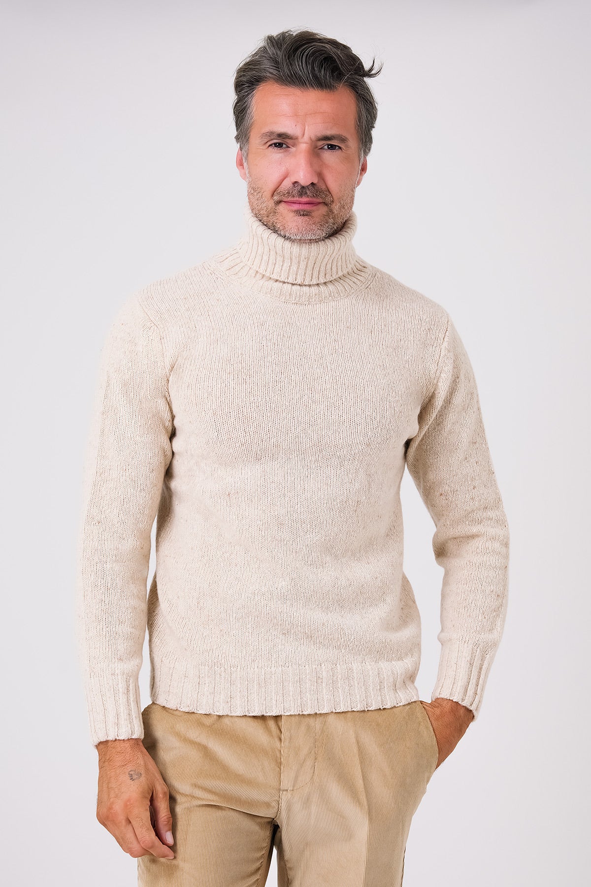 Maglia dolcevita beige in misto lana indossata, vista frontale