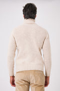 Vista posteriore della maglia dolcevita beige in misto lana indossata