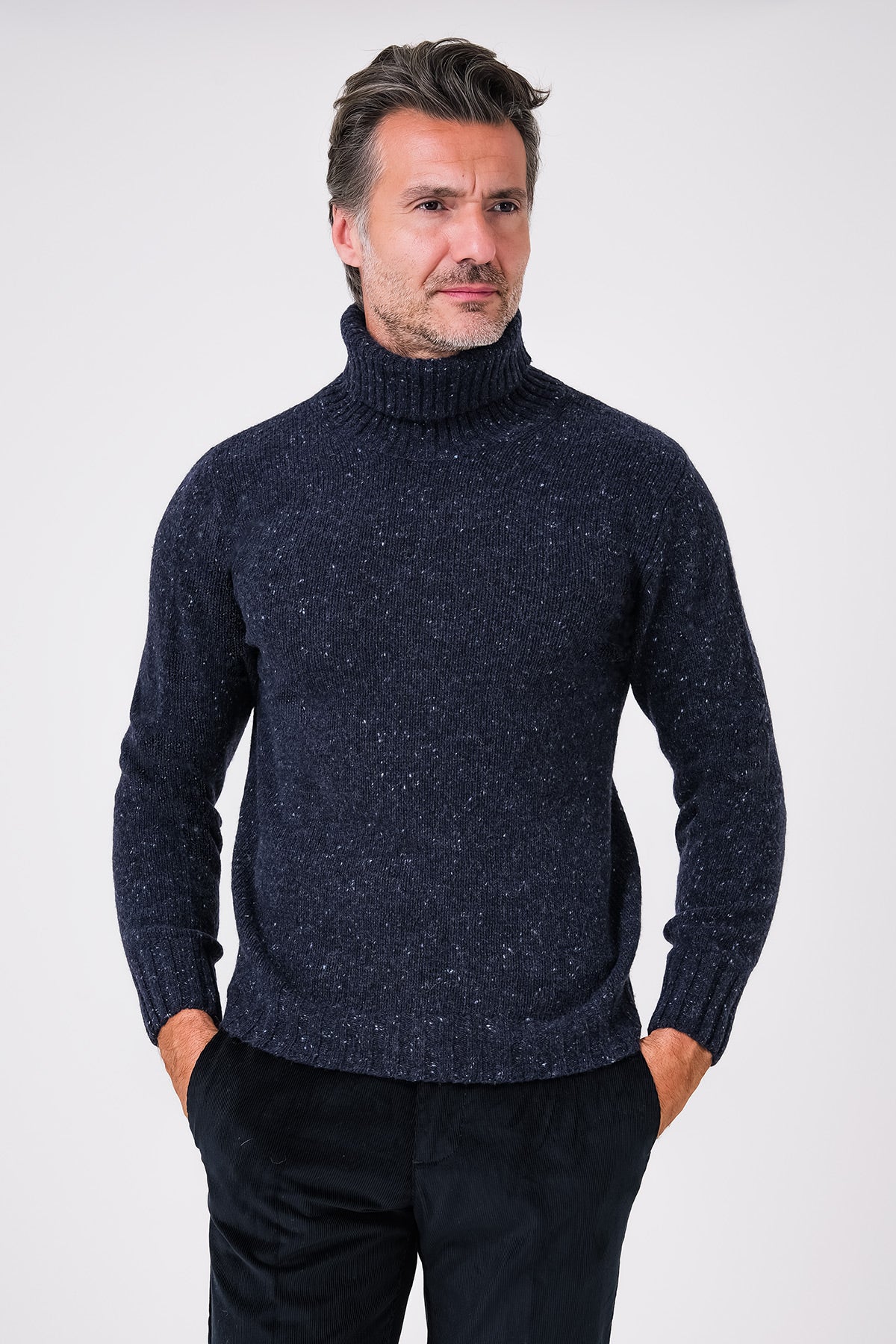 Maglia dolcevita blu navy in misto lana indossata, vista frontale