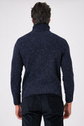 Vista posteriore della maglia dolcevita blu navy in misto lana indossata