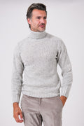 Maglia dolcevita in misto lana color perla indossata, vista frontale