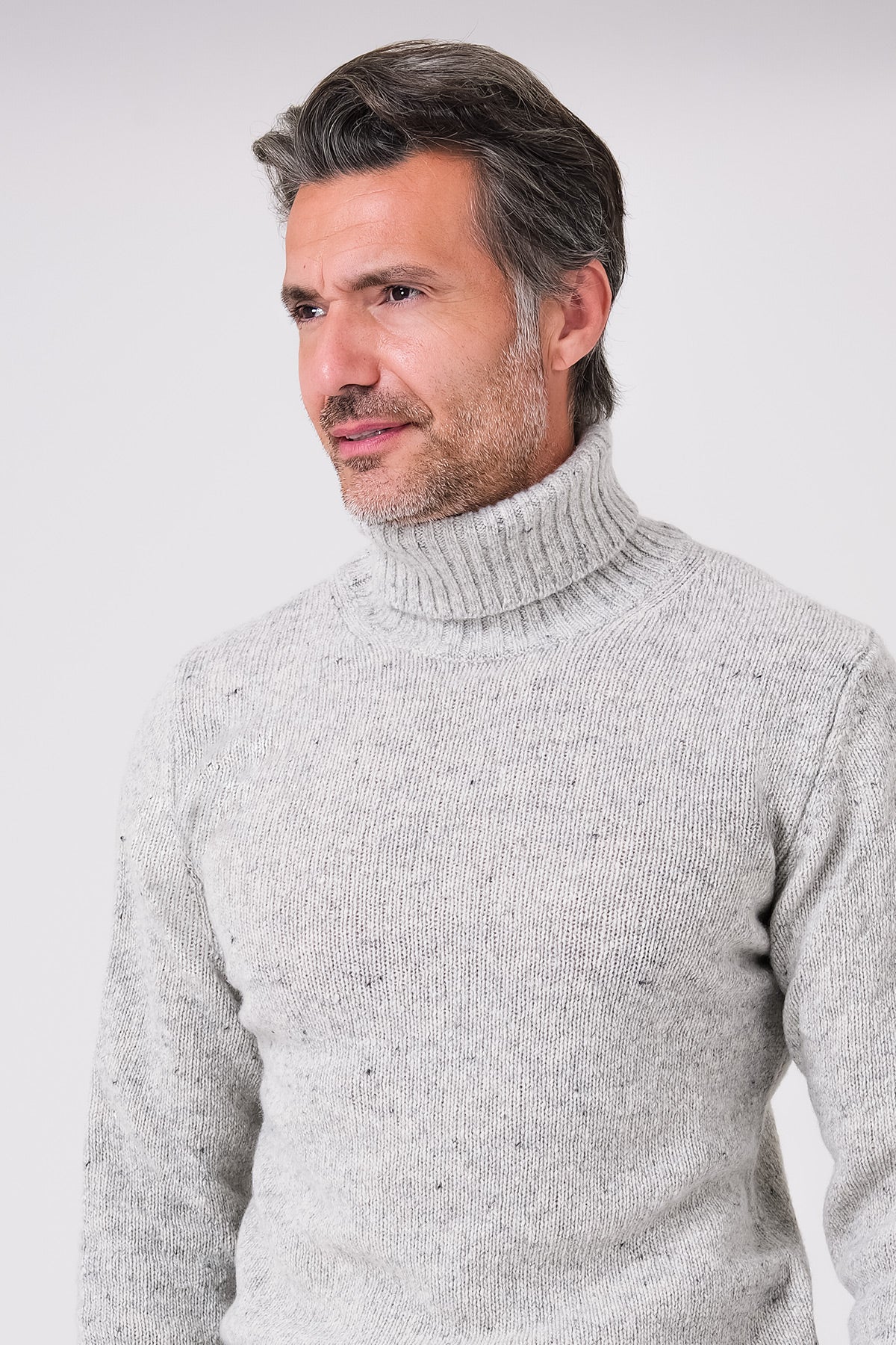 Maglia dolcevita in misto lana color perla indossata, vista frontale