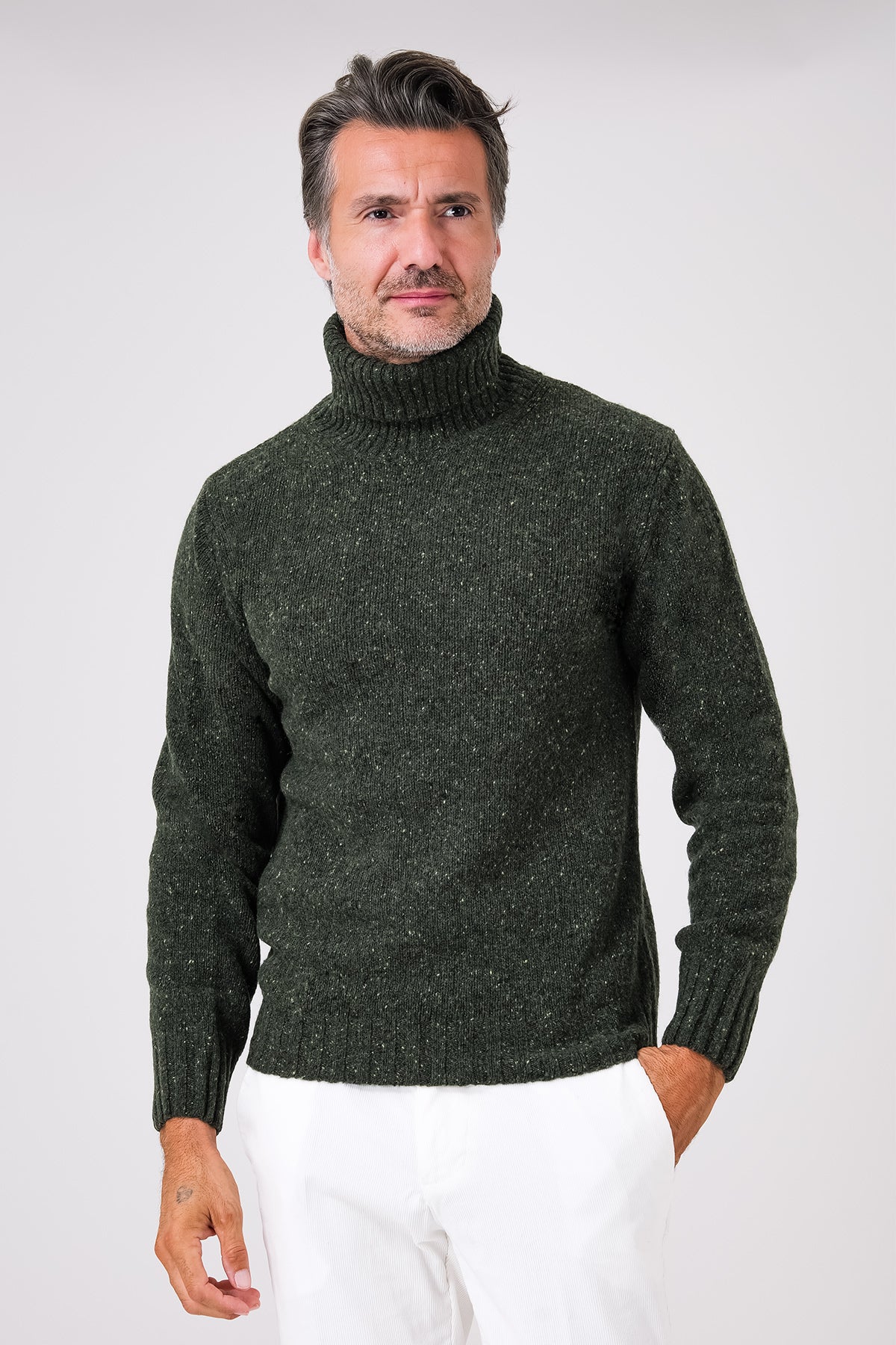 Maglia dolcevita verde in misto lana con collo alto a costine indossata, vista frontale