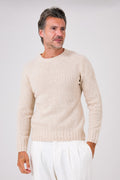 Maglia girocollo beige in lana e poliammide indossata, vista frontale