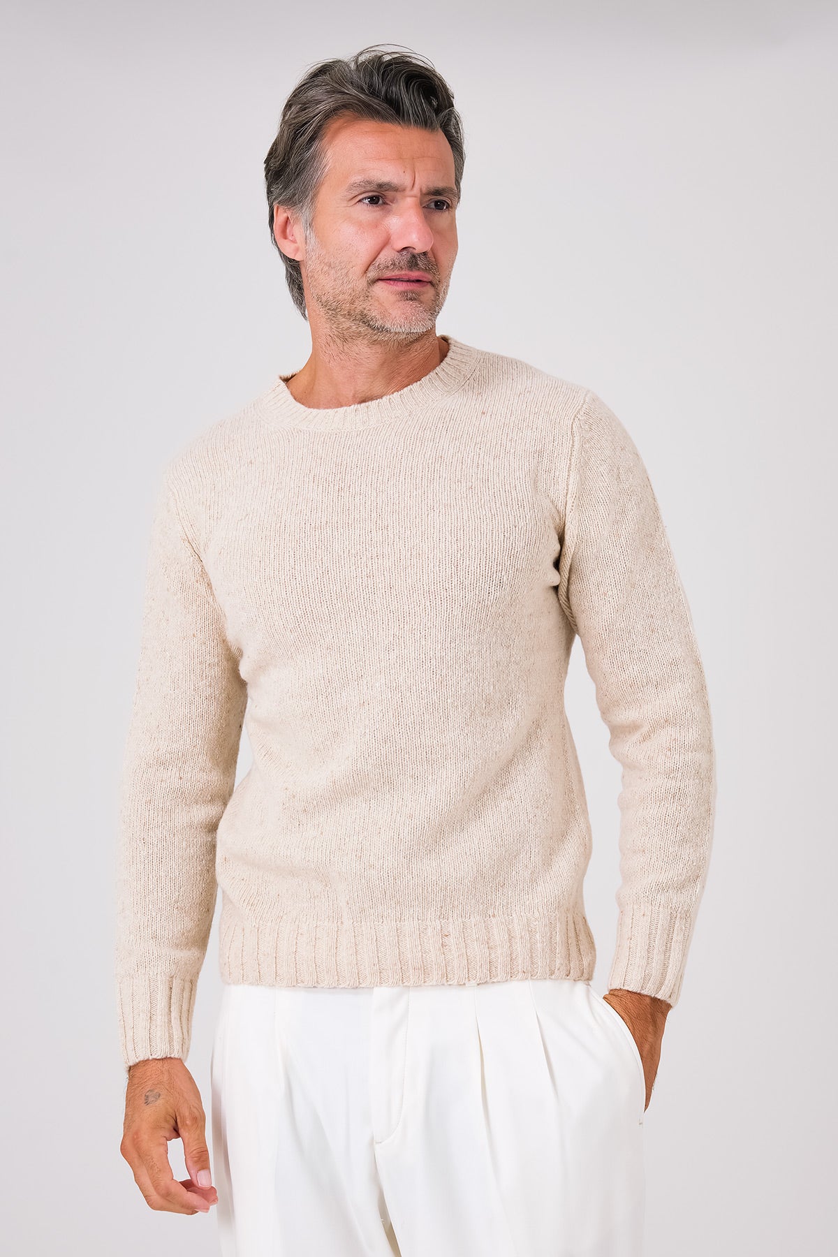 Maglia girocollo beige in lana e poliammide indossata, vista frontale