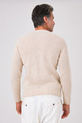 Vista posteriore della maglia girocollo beige in lana e poliammide indossata