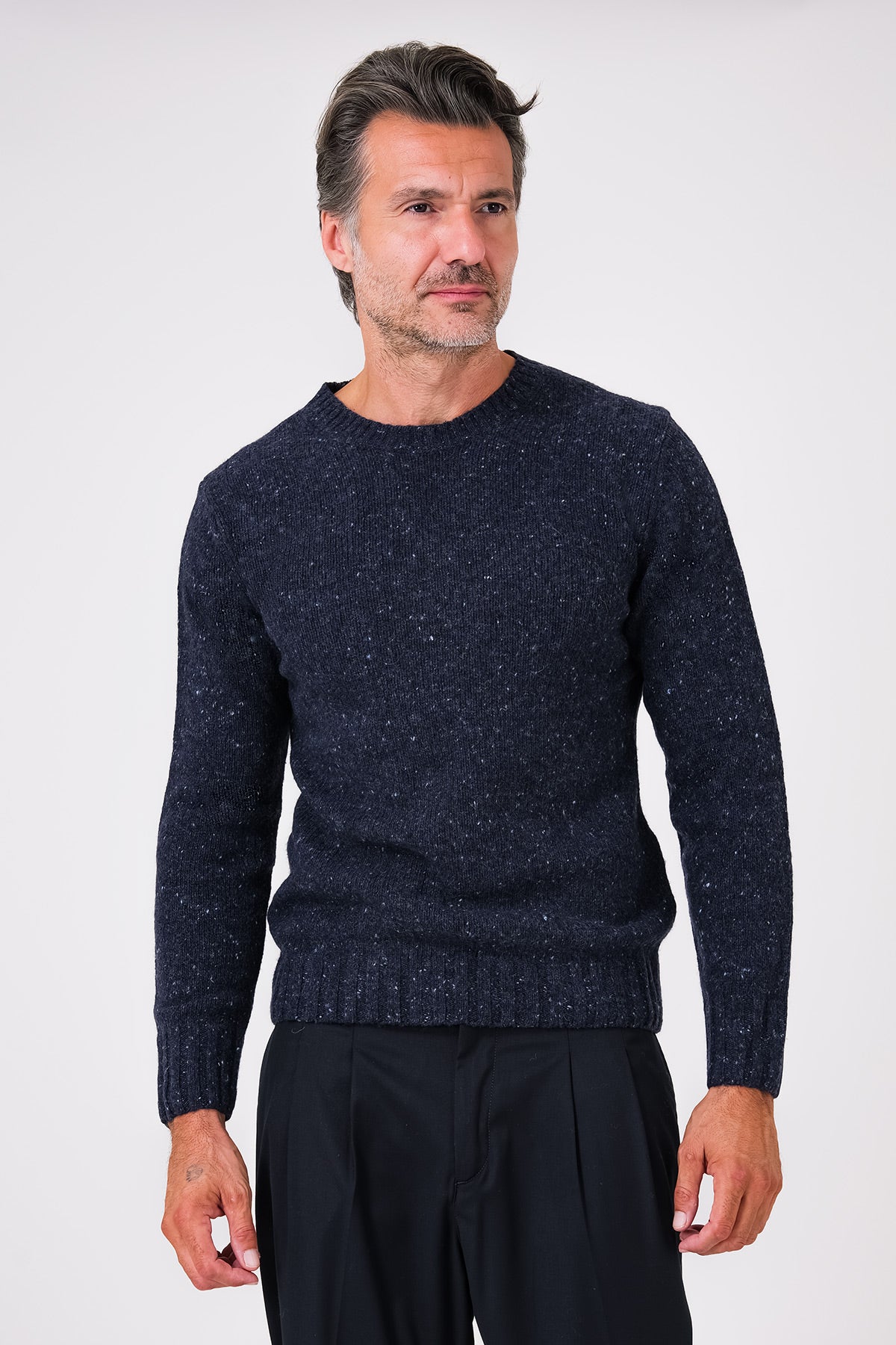 Vista frontale della maglia girocollo blu navy in lana e poliammide indossata