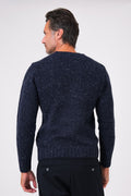 Retro della maglia girocollo blu navy indossata