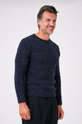 Maglia girocollo blu navy in lana e poliammide indossata, vista frontale