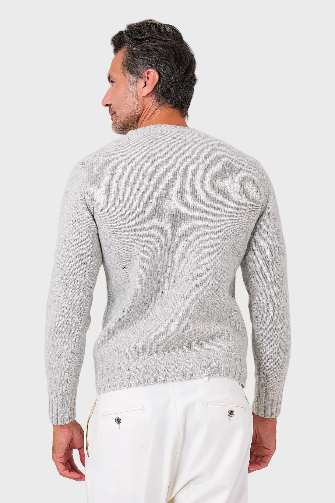 Maglia girocollo color perla in lana e poliammide indossata, vista frontale