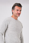 Maglia girocollo in lana e poliammide color perla indossata, vista frontale a mezzo busto
