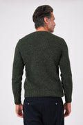Vista posteriore della maglia girocollo verde in lana e poliammide indossata