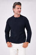 Vista frontale della maglia girocollo blu navy in misto lana indossata