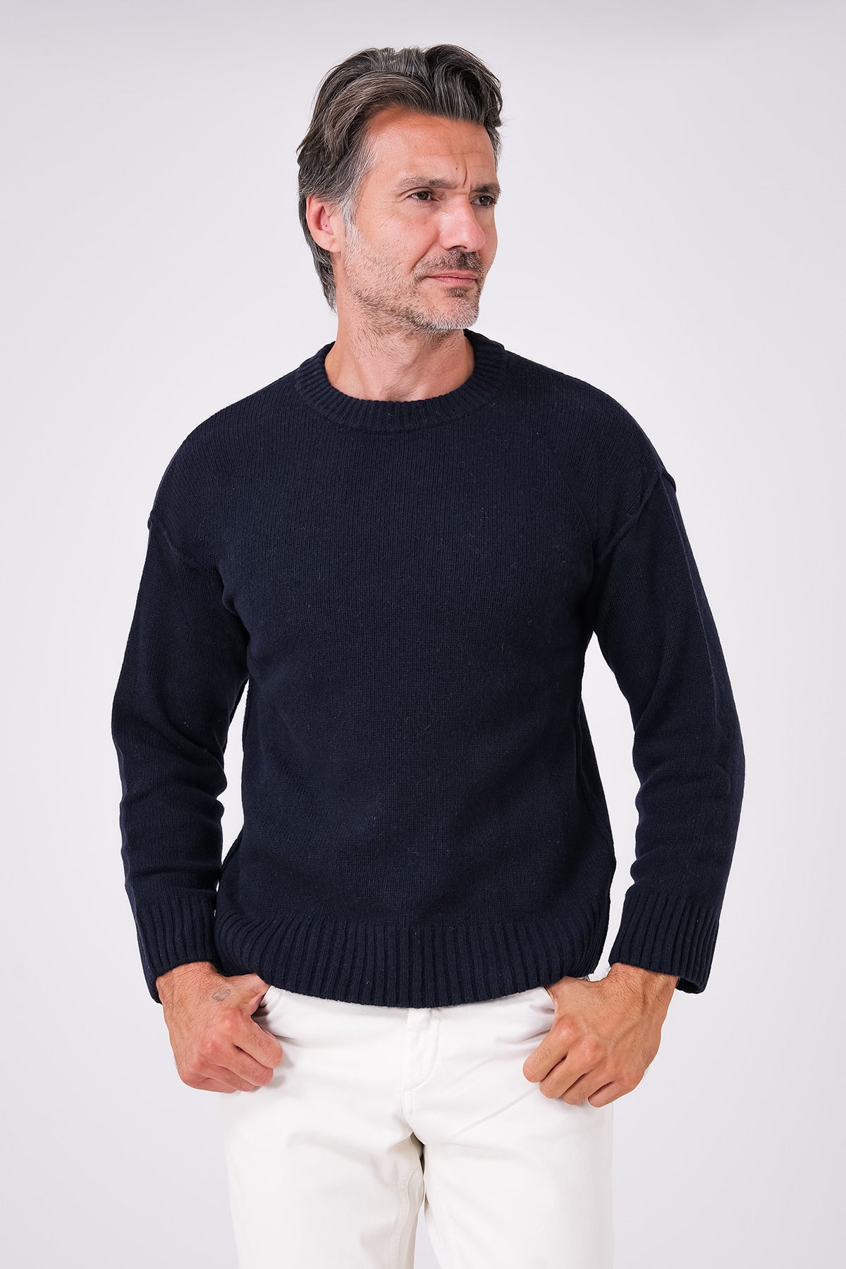 Vista frontale della maglia girocollo blu navy in misto lana indossata