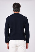 Retro di maglia girocollo blu navy in misto lana indossata con fondo e polsi a costine