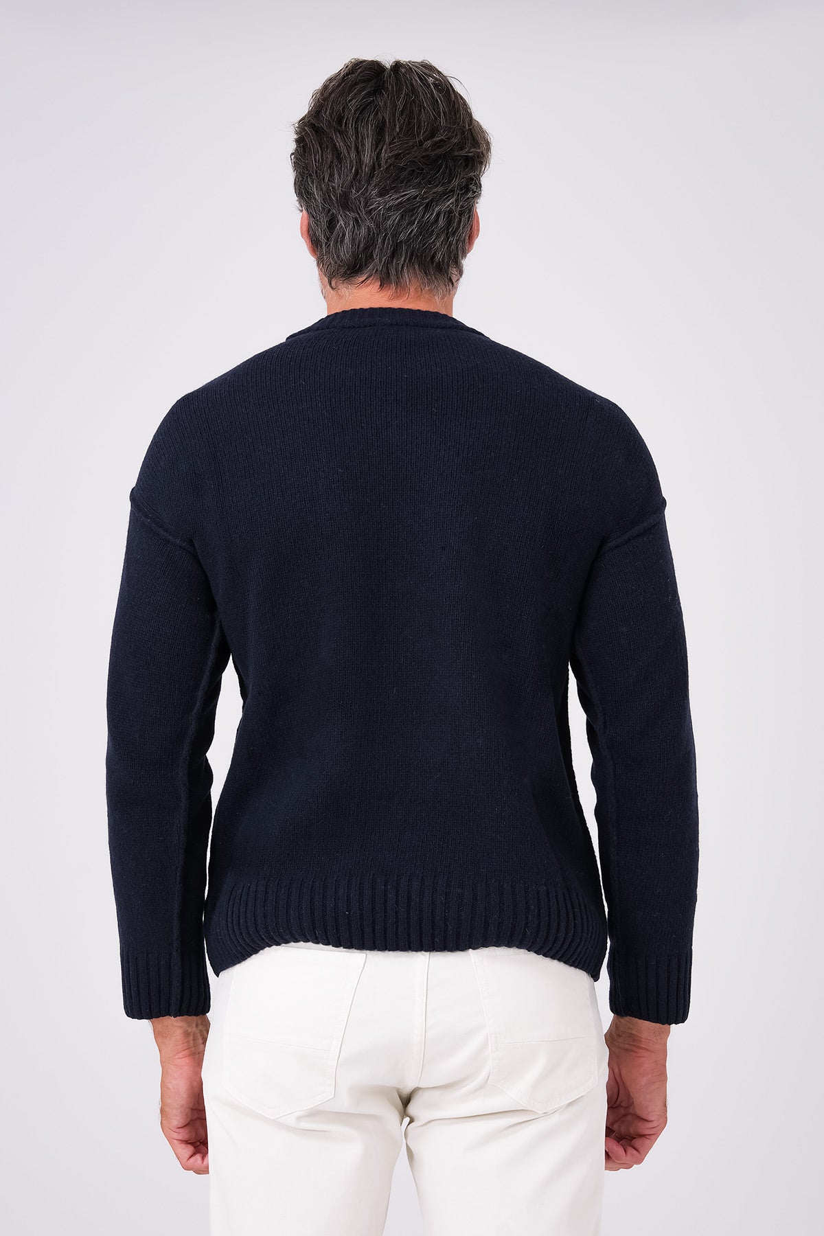 Retro di maglia girocollo blu navy in misto lana indossata con fondo e polsi a costine