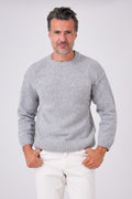 Maglia girocollo over color perla in misto lana indossata, vista frontale
