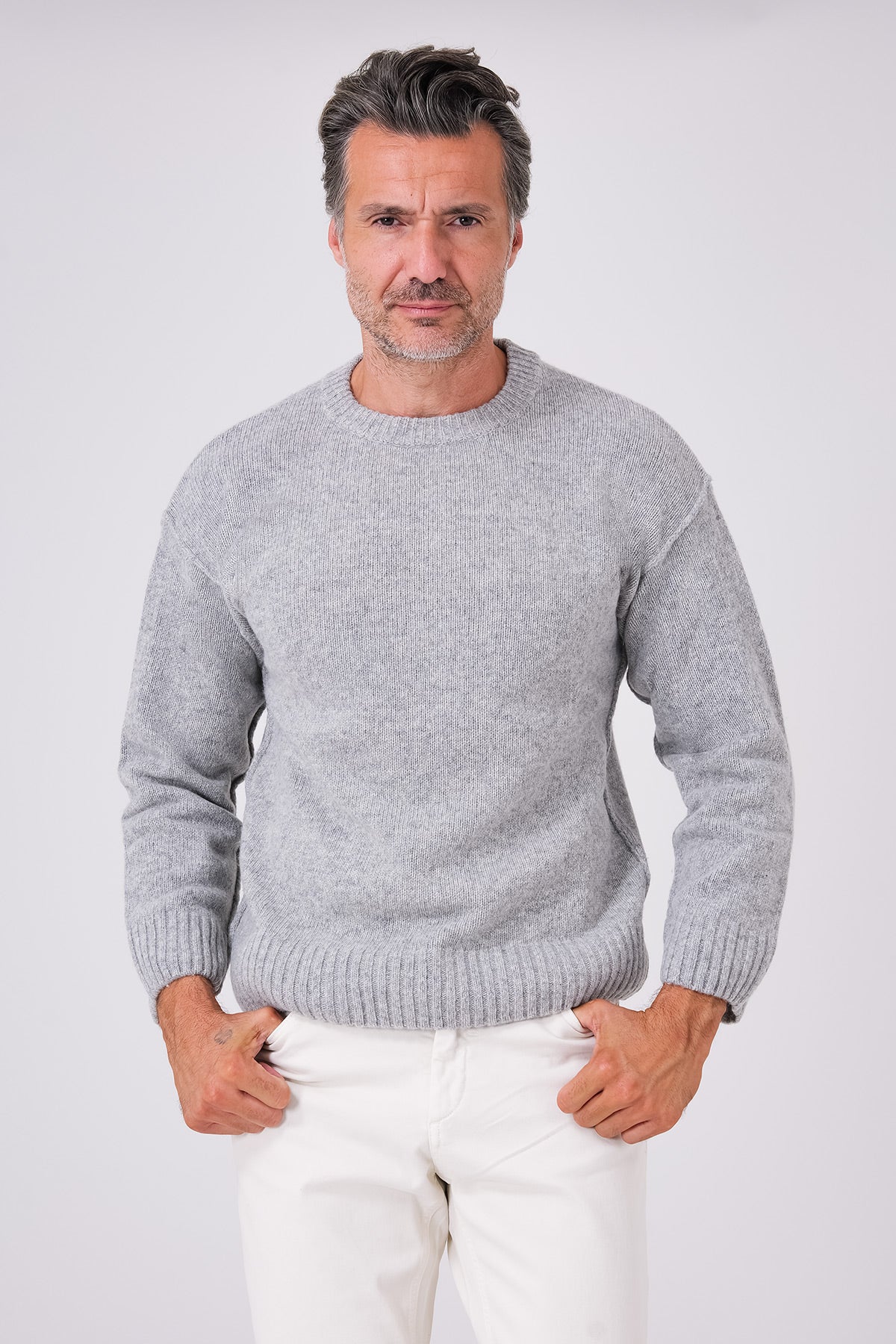 Maglia girocollo over color perla in misto lana indossata, vista frontale