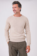 Maglia paricollo mouliné beige in misto lana indossata, vista frontale