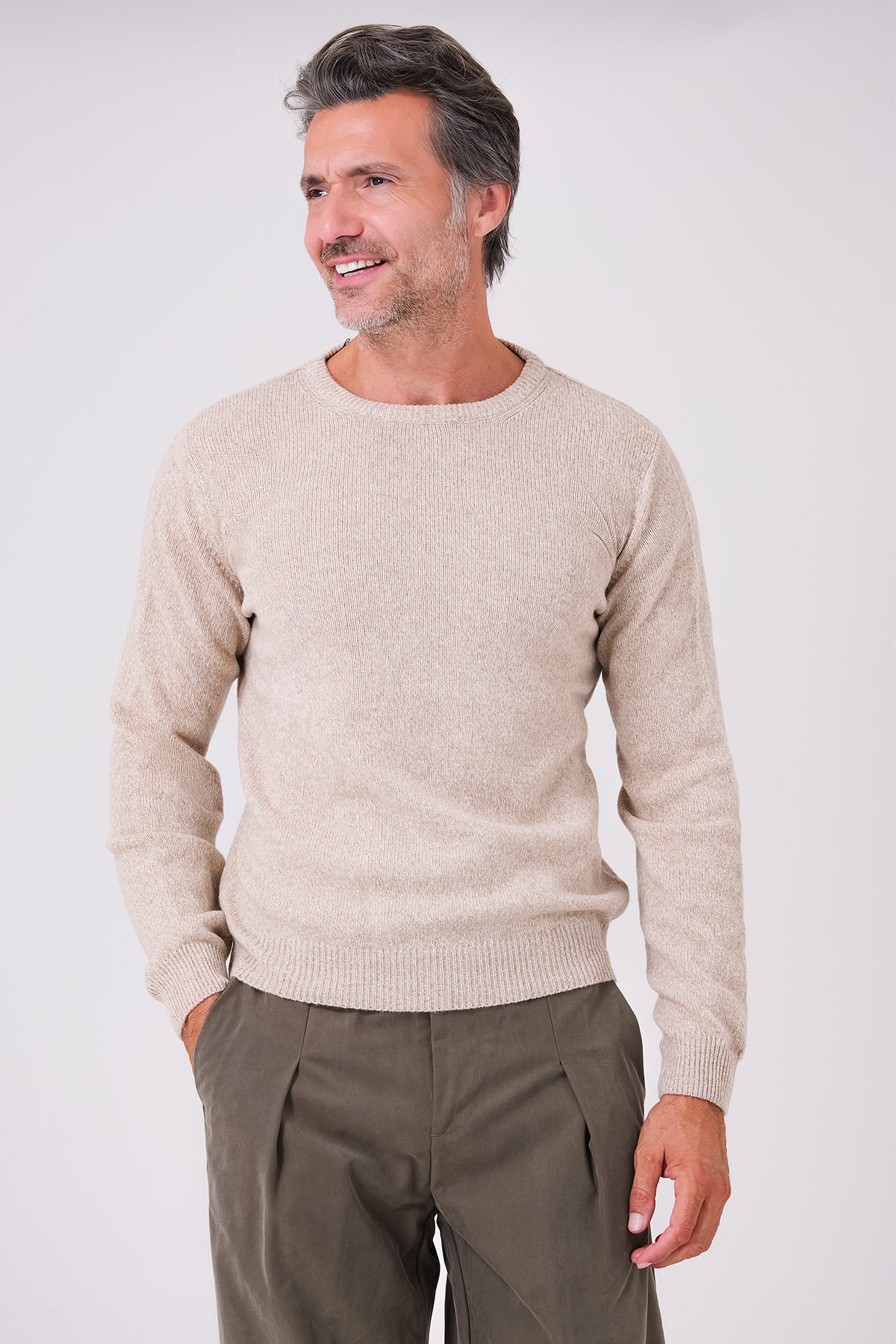 Maglia paricollo mouliné beige in misto lana indossata, vista frontale