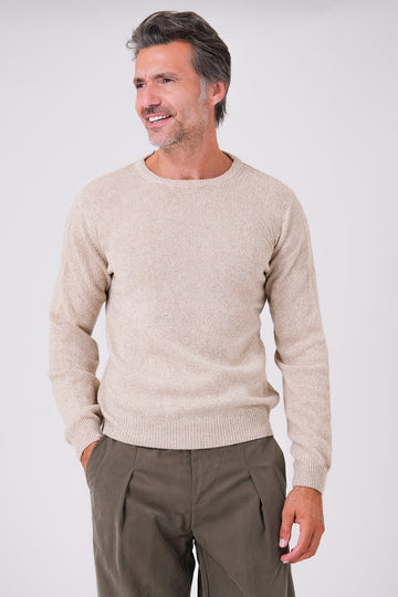 Maglia paricollo mouliné beige in misto lana indossata, vista frontale