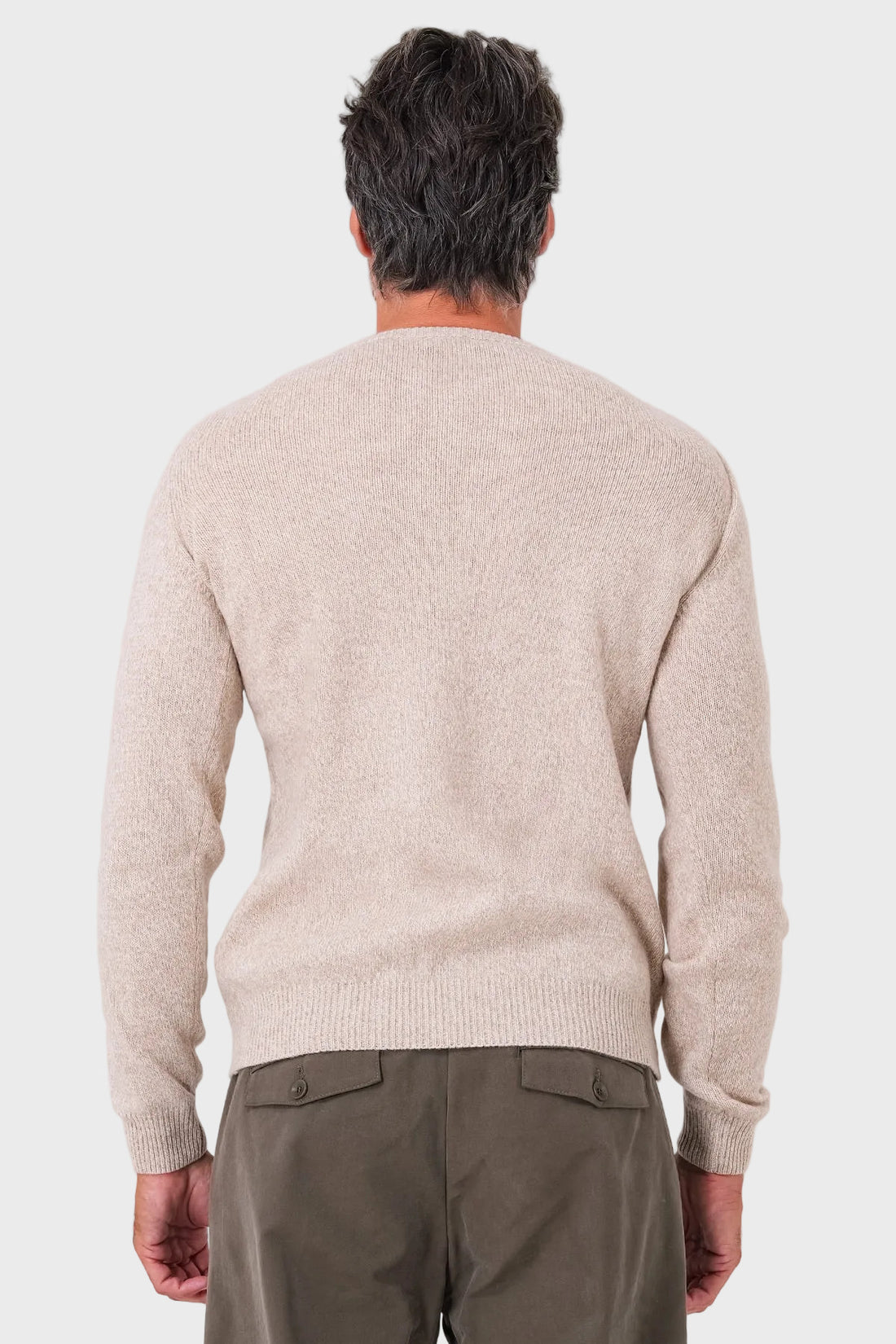 Maglia paricollo mouliné beige in misto lana indossata, vista frontale