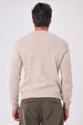 Vista posteriore della maglia paricollo mouliné beige in misto lana indossata