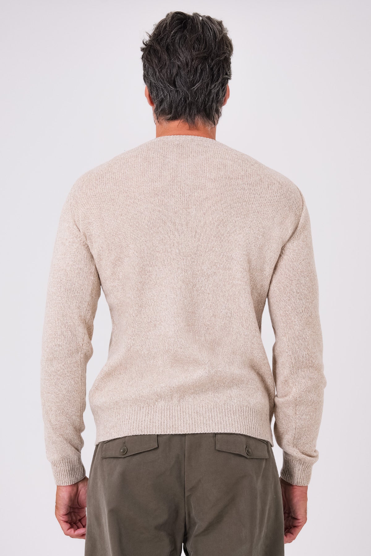 Vista posteriore della maglia paricollo mouliné beige in misto lana indossata