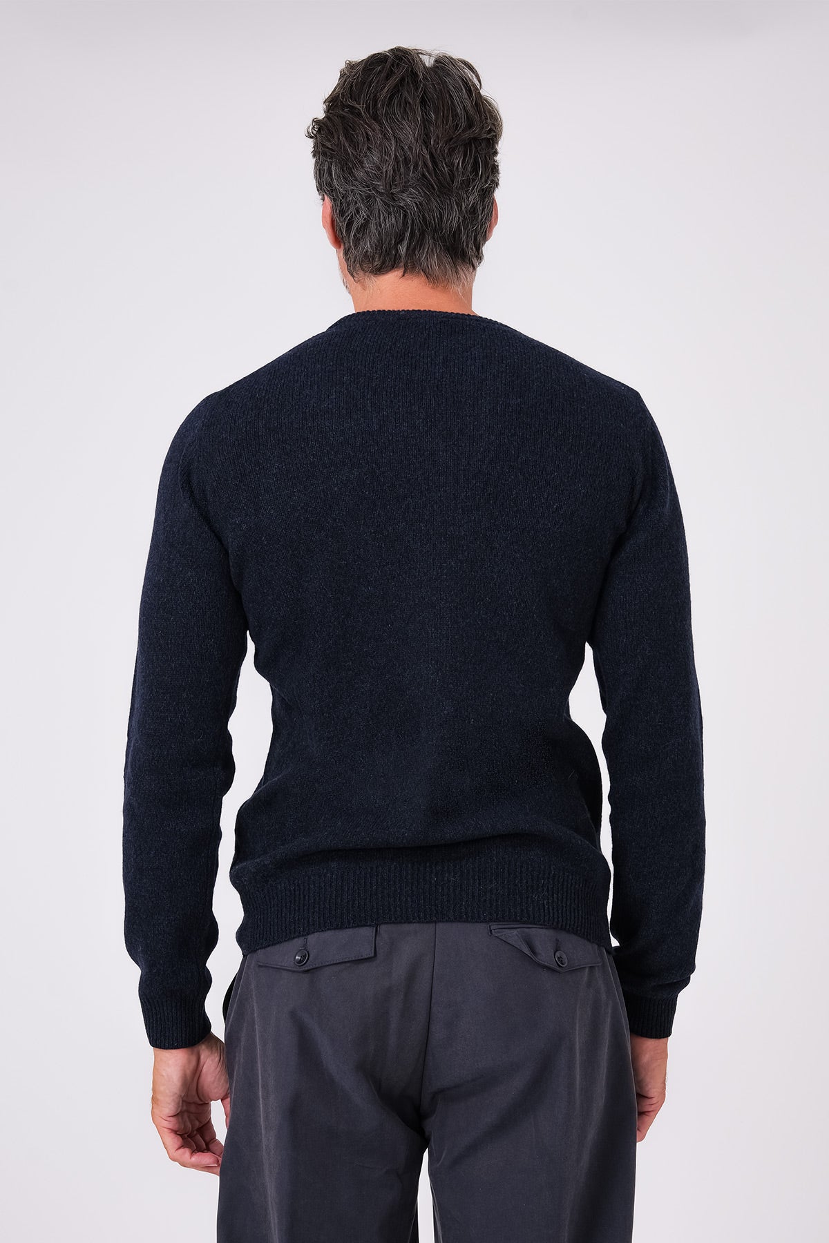 Vista posteriore della maglia paricollo blu navy in misto lana indossata