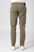 Man seen from behind wearing stretch cotton pants in Military color with two pockets