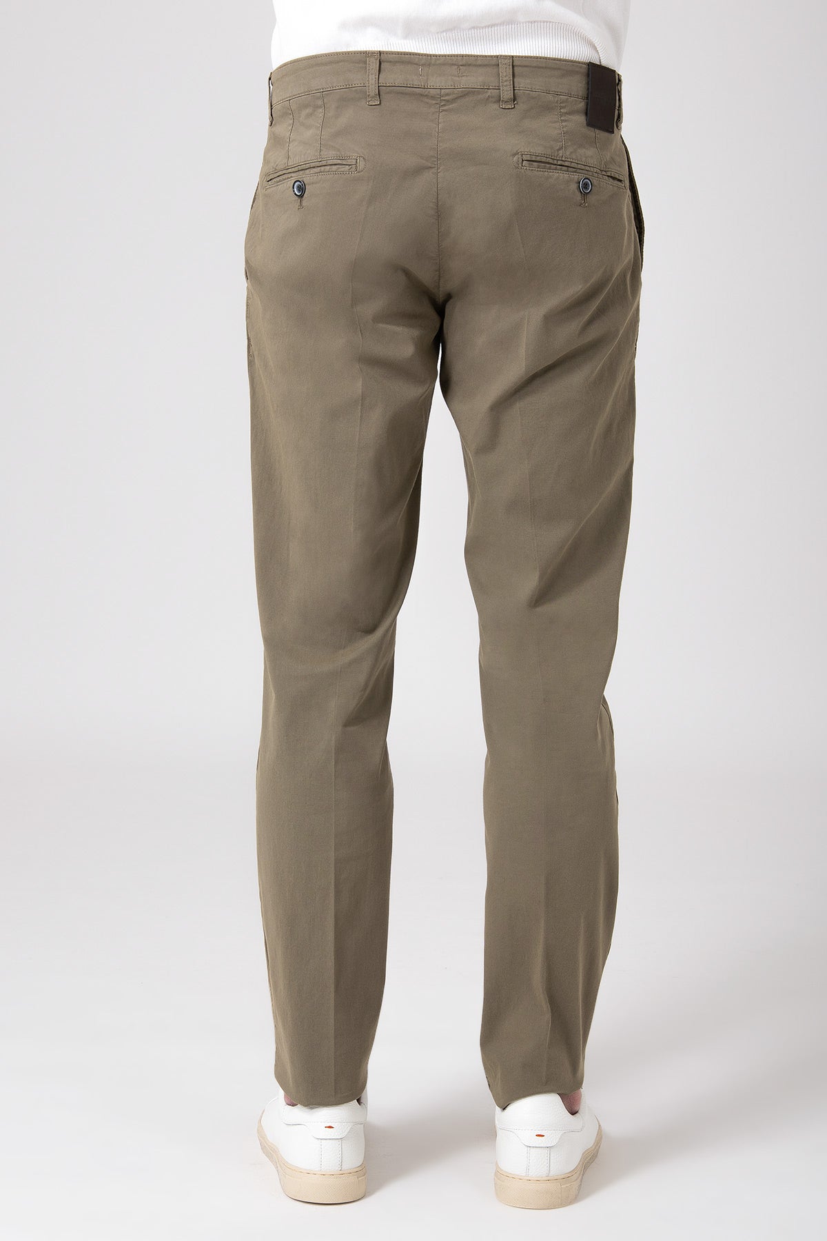 Man seen from behind wearing stretch cotton pants in Military color with two pockets