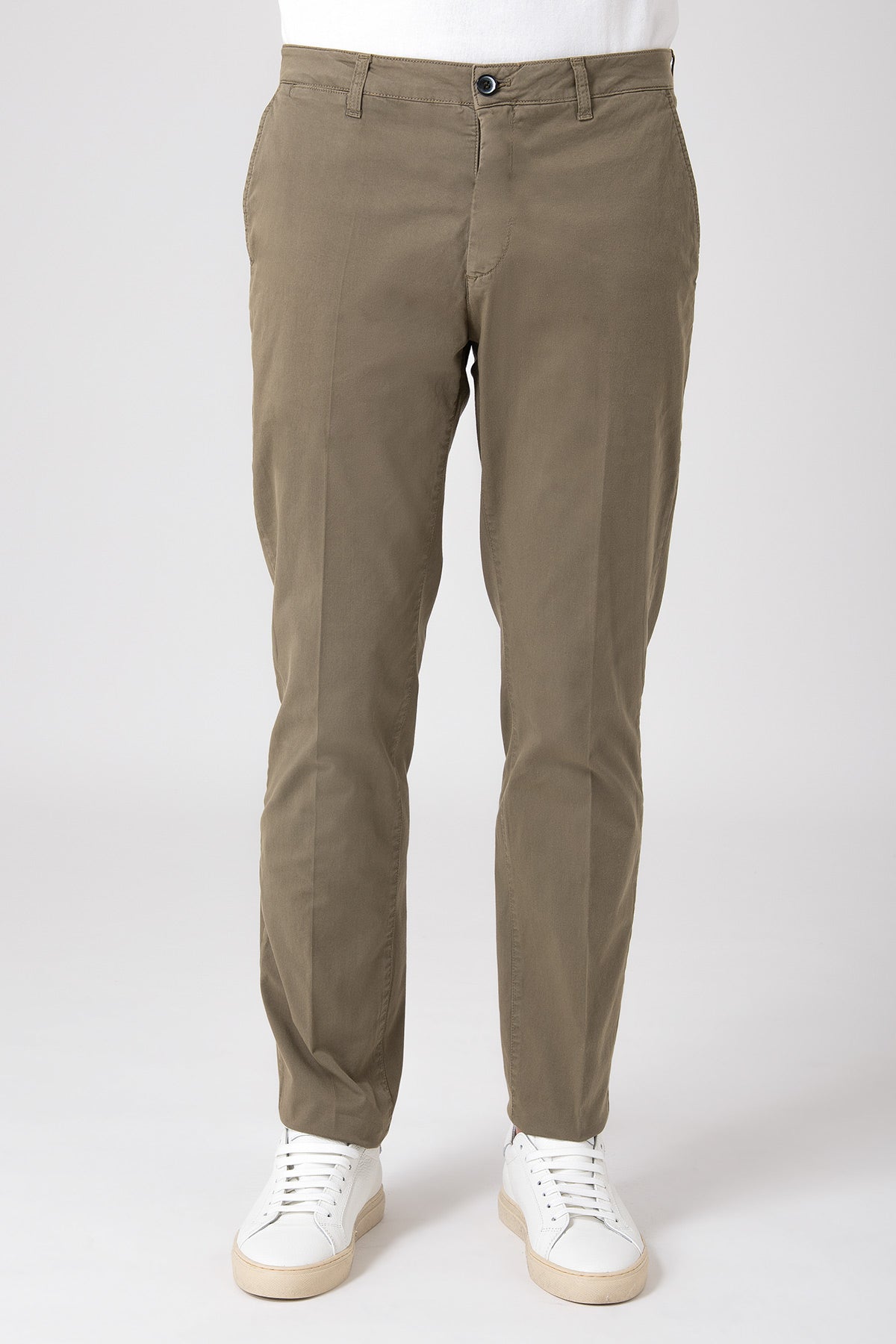 Man wearing stretch cotton pants in military color front view