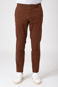 Man wearing stretch cotton pants in Terra color, front view