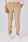 Pantalone chino in velluto di cotone beige indossato, vista frontale